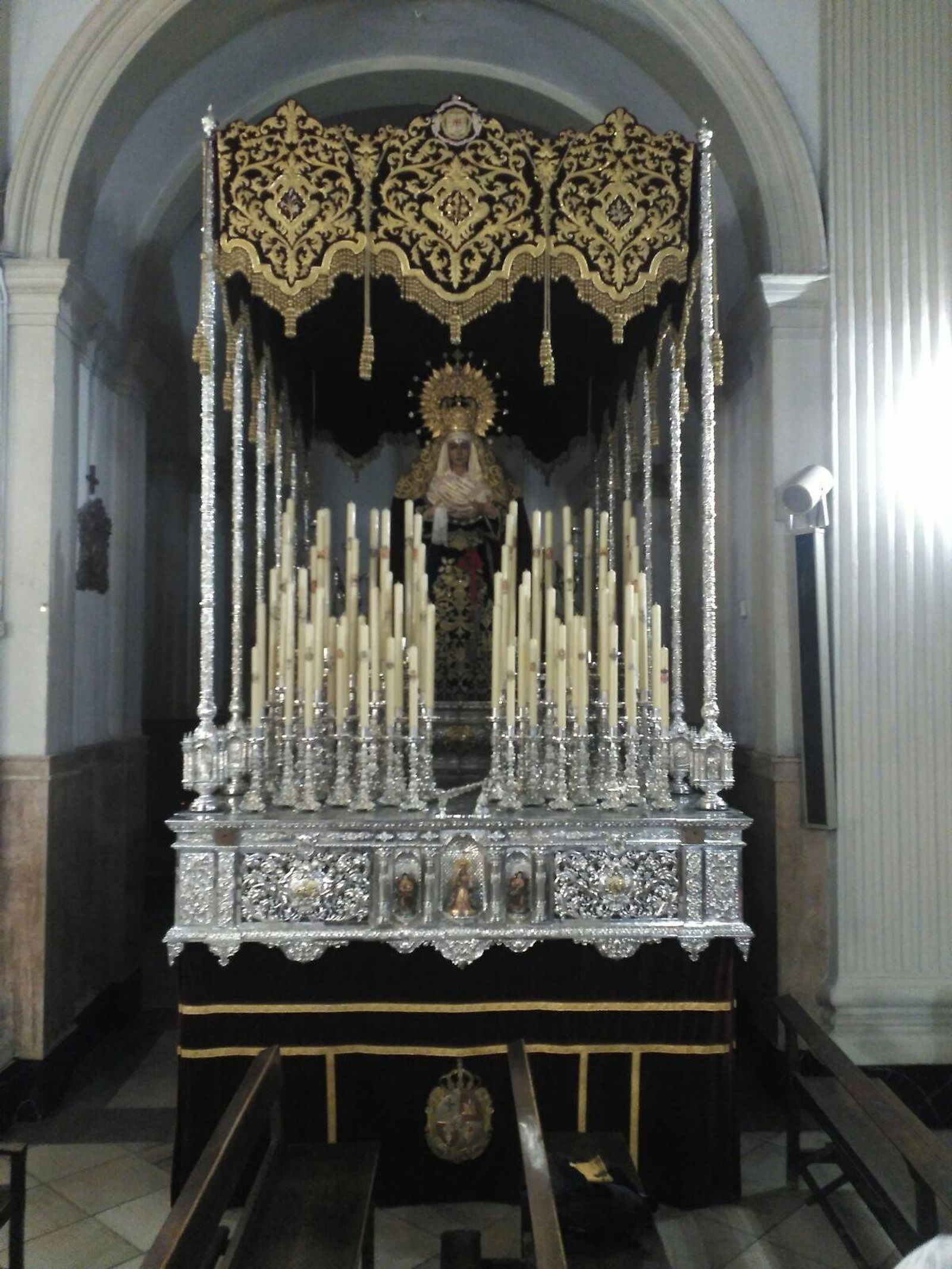 Toda la candelería del paso de María Santísima de Fe y Caridad luce este año diversos escudos.