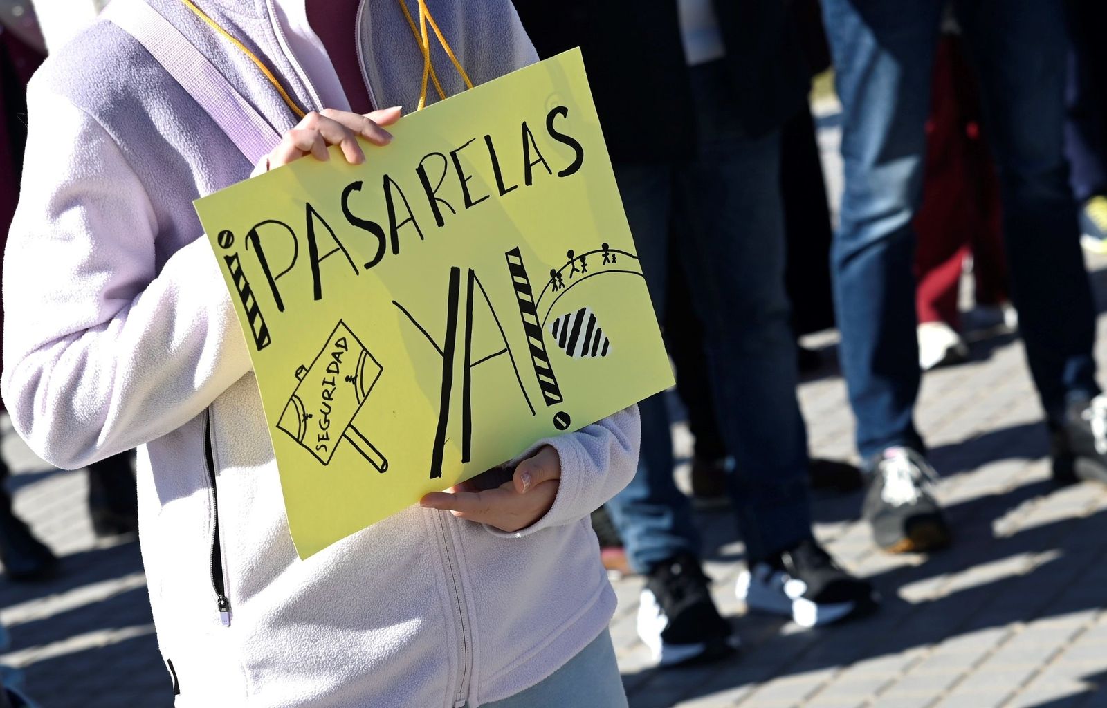 Las imágenes de la concentración de los vecinos de Turruñuelos por una pasarela peatonal sobre la ronda de Poniente
