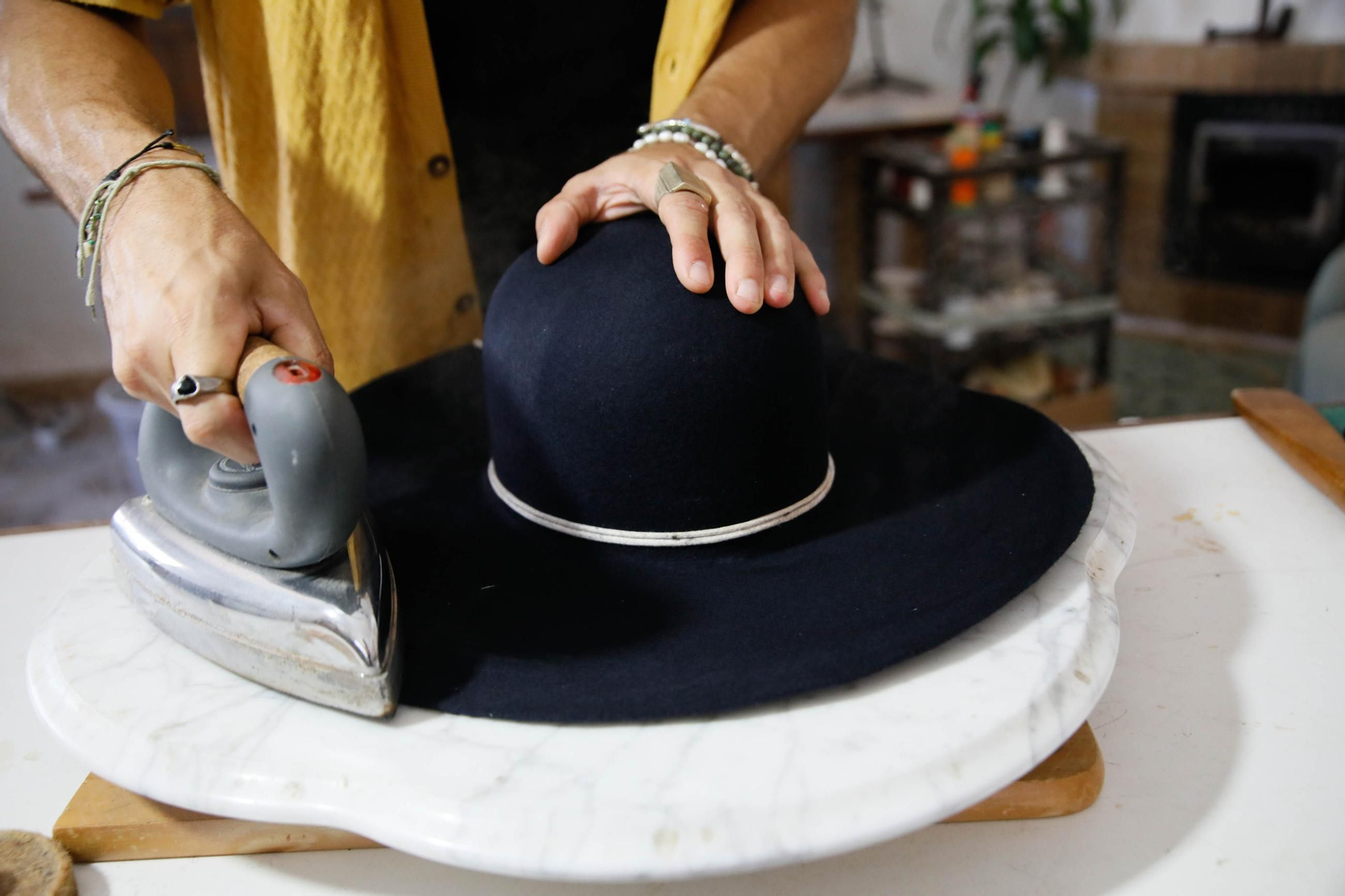 Imágenes del proceso creativo en sombreros de Alejandro Mateo