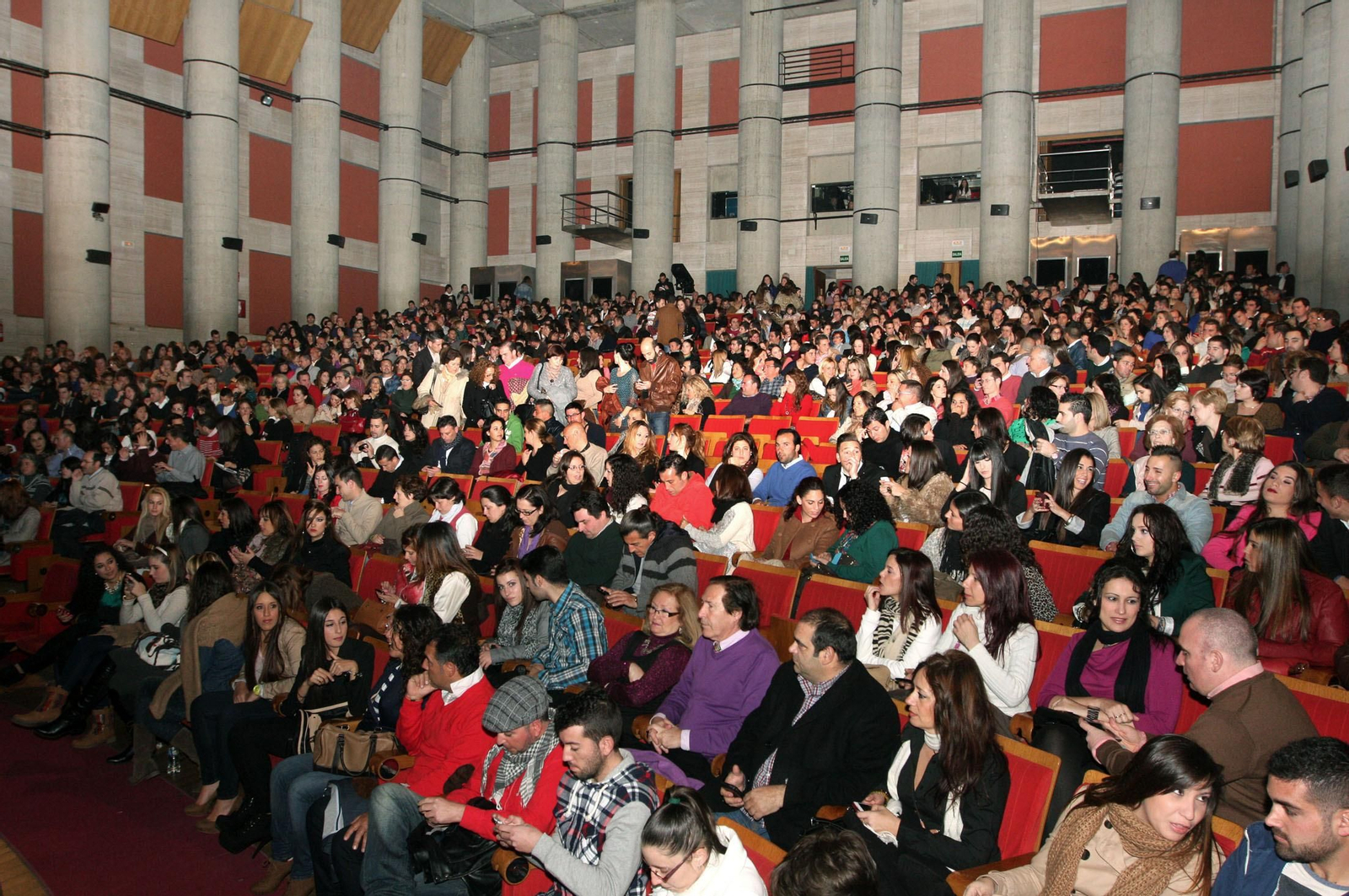 Público en el auditorio de la Casa Colón, edificio histórico municipal que se utiliza como palacio de congresos y centro de exposiciones.