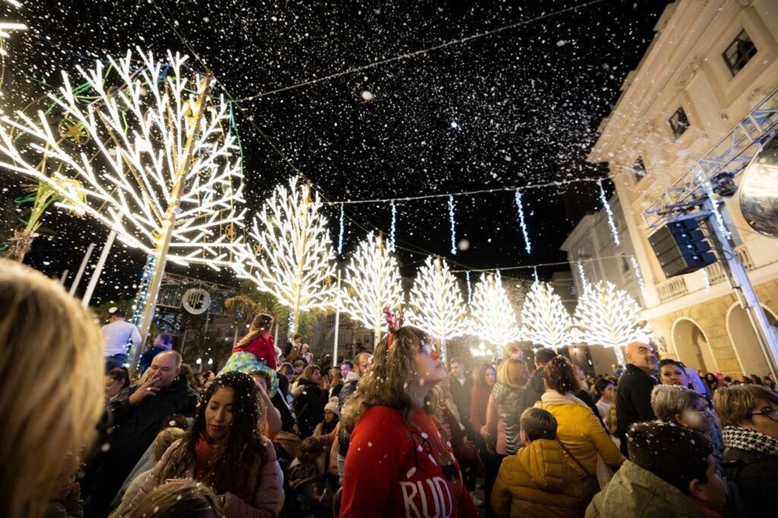 La gran nevada del alumbrado de Navidad en Cádiz el pasado viernes
