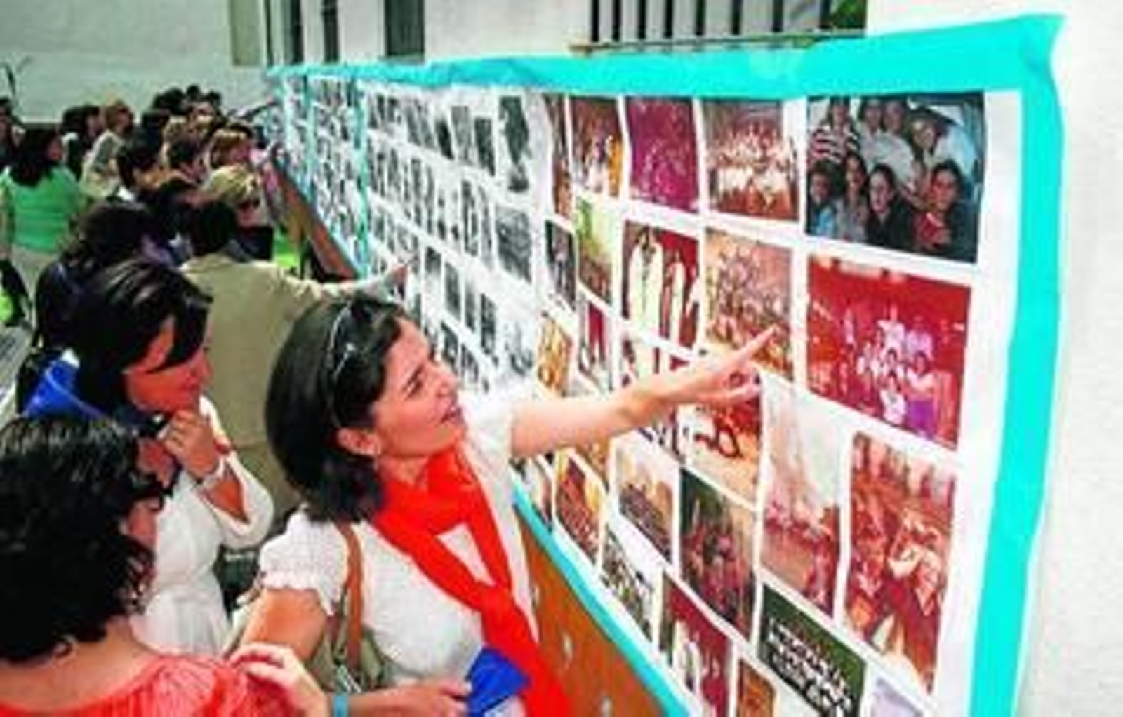 Alumnos y antiguos alumnos repasaron ayer con enorme interés las fotos antigua del colegio.