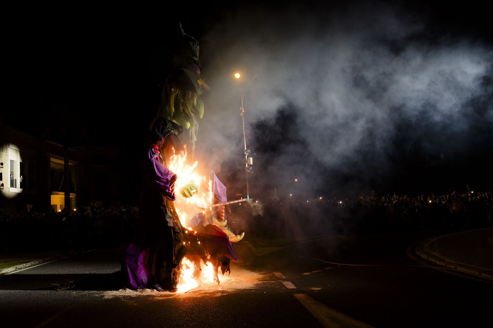 Las imágenes del espectáculo final del Carnaval de Cádiz 2026, con la quema de la Bruja Piti