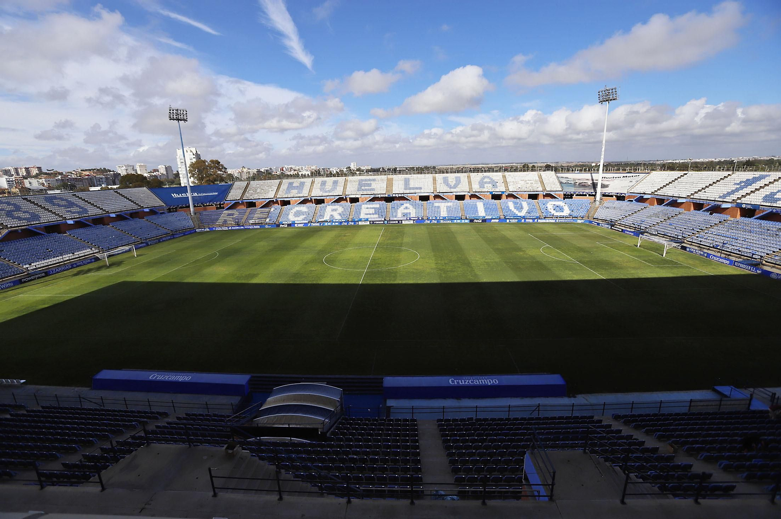 Los aficionados preparan el mosaico del partido del ascenso Recreativo de Huelva-Cacereño