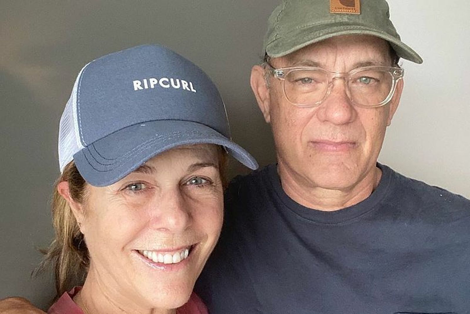 Tom Hanks y su mujer  en la foto distribuida en las redes sociales