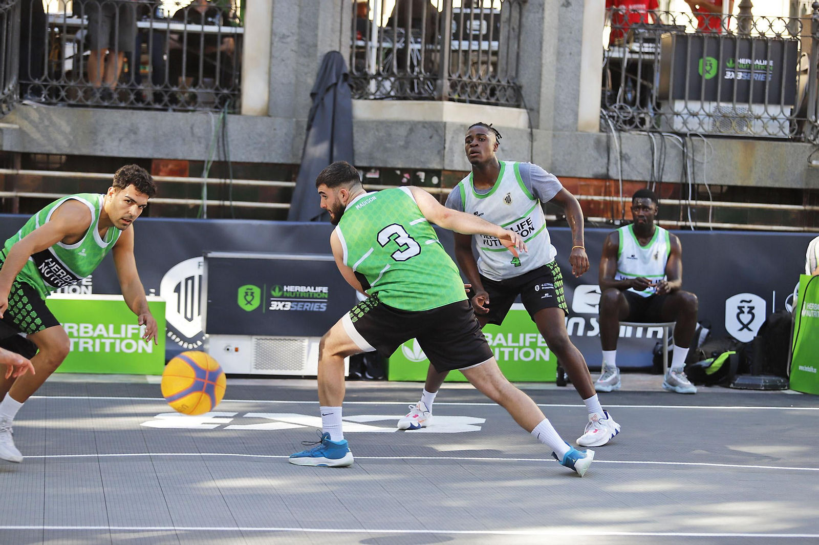 Imágenes del circuito Herbalife 3x3 de baloncesto en la Plaza de Las Monjas de Huelva