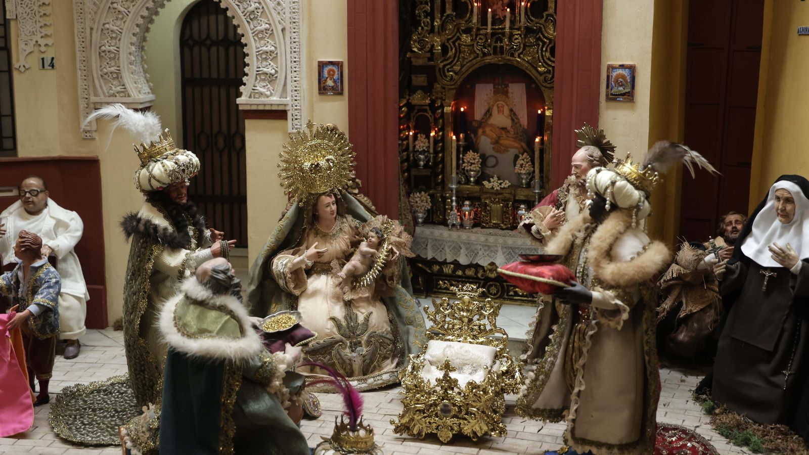La escena del Nacimiento, con los reyes napolitanos, Sor Ángela y, de fondo, la Capilla de la Piedad.
