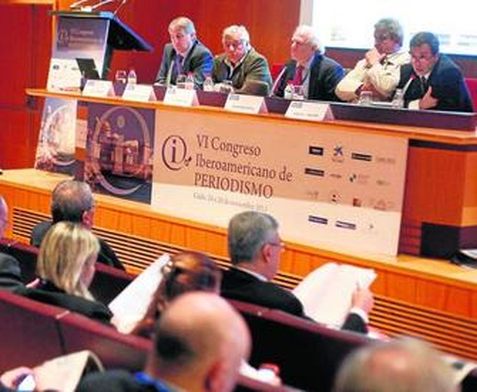 Mesa redonda dedicada a las constituciones latinoamericanas, con la presencia del ex presidente de Bolivia, Jaime Paz Zamora.