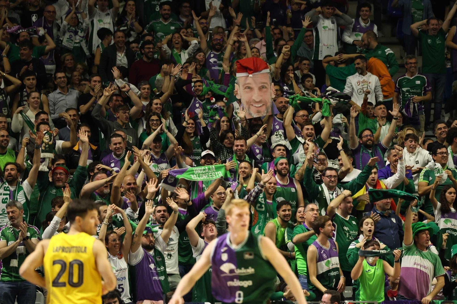 Imagen del partido con la grada de fondo