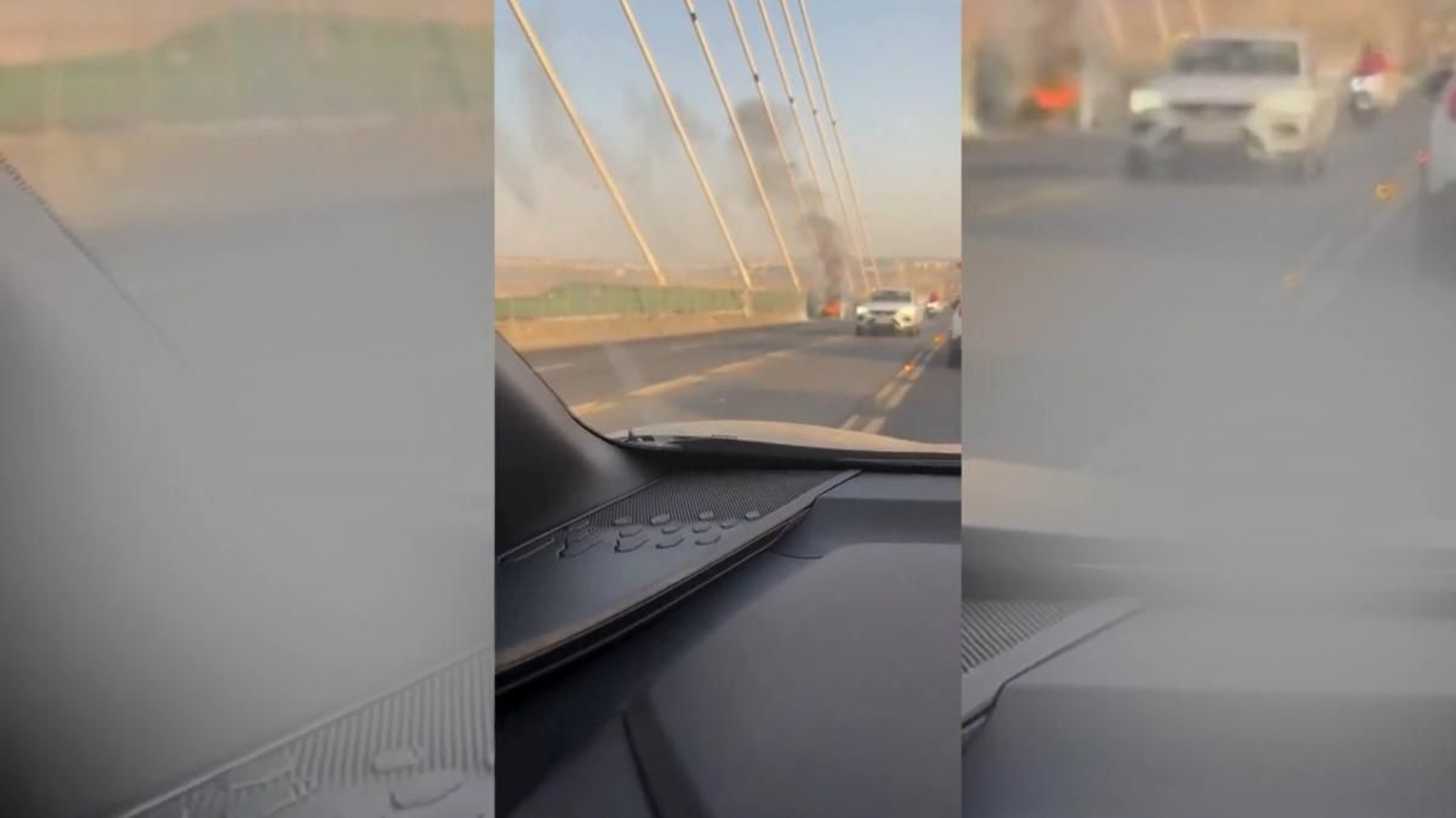 Un coche incendiado provoca un kilómetro de retenciones en el puente del Centenario