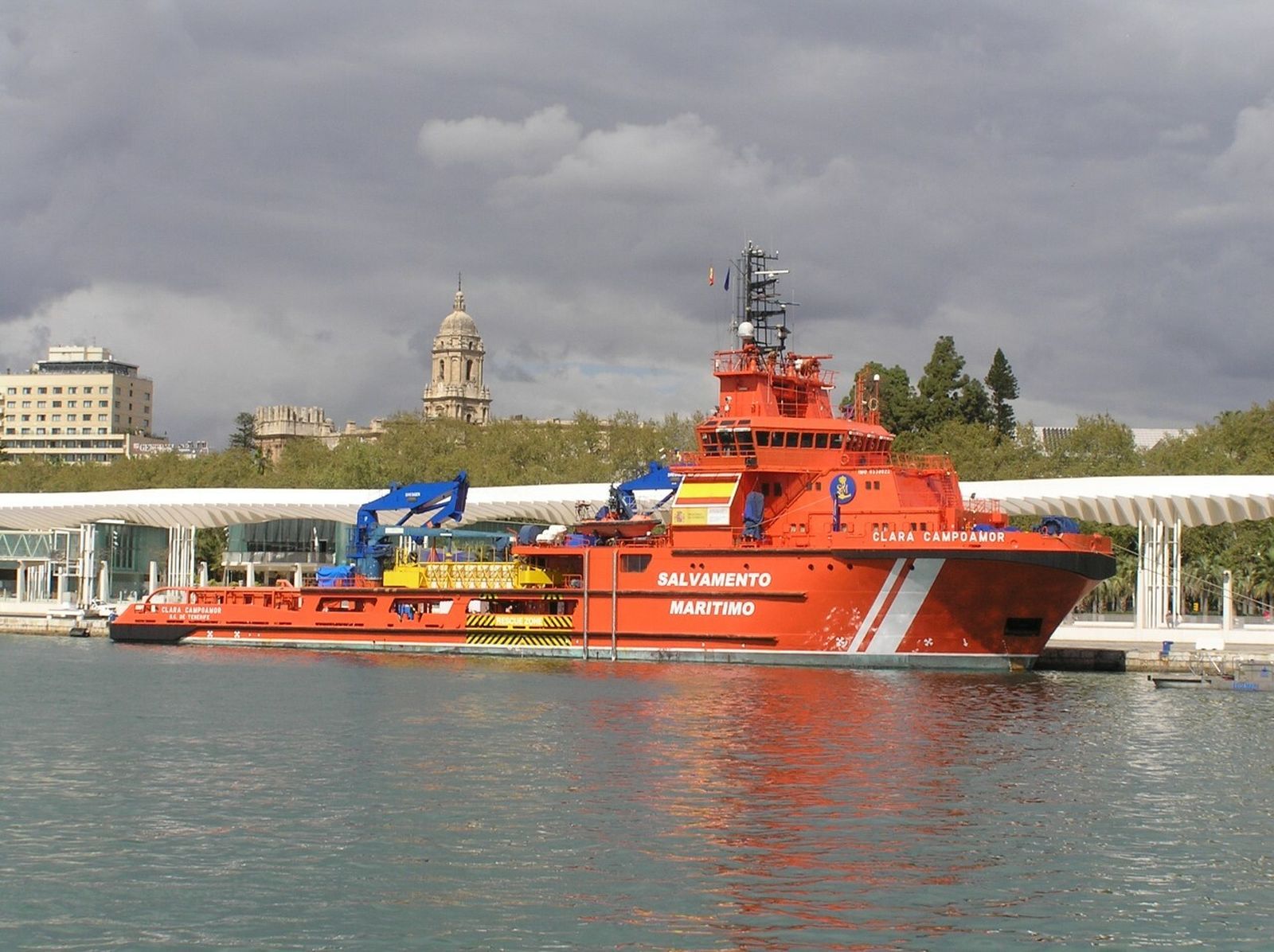 Buque de Salvamento Marítimo ‘Clara Campoamor’ atracado en el puerto malagueño.