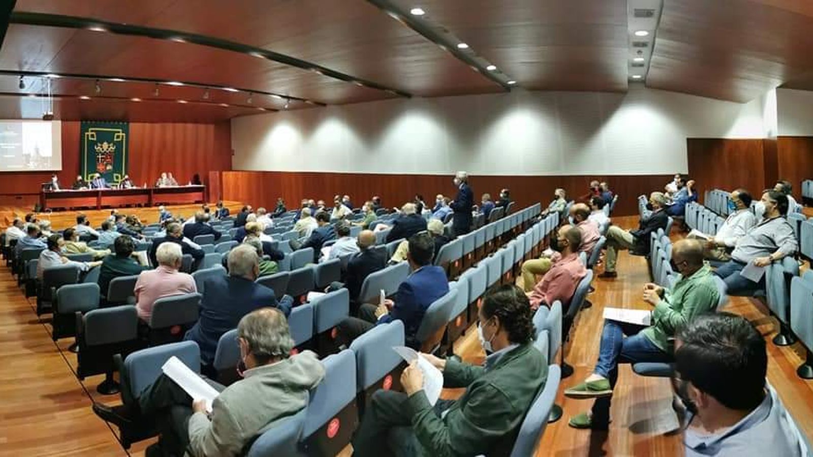 Los hermanos mayores durante la asamblea.