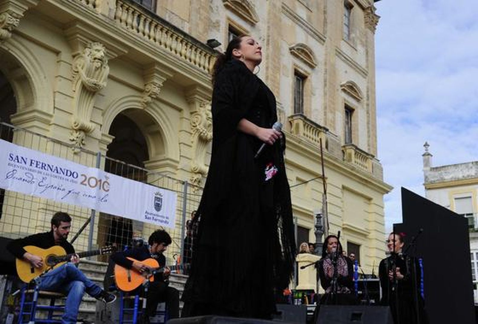 Miles de personas asisten al concierto navideño que Niña Pastori ofreció en la plaza del Rey de San Fernando. 

Foto: Elias Pimentel
