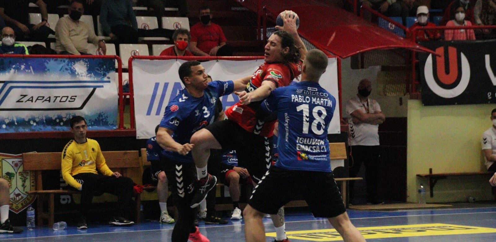 Figueredo y Pablo Martín tratan de frenar a un jugador del Atlético Novás.