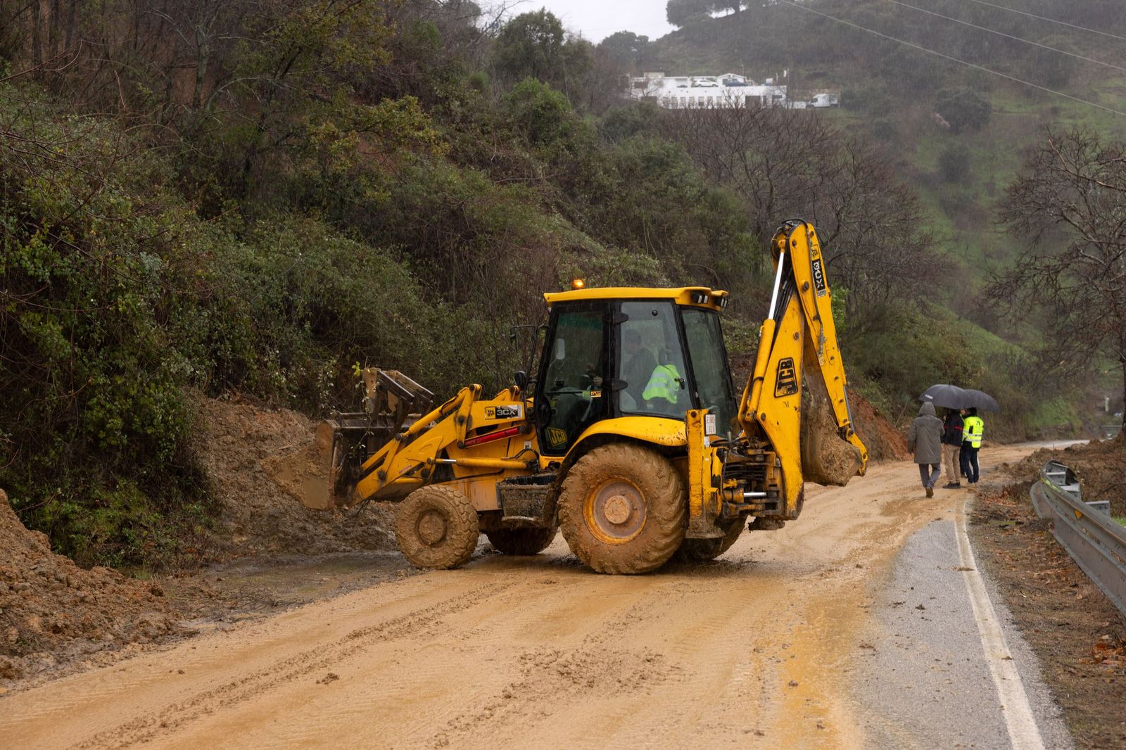 Una máquina trabaja en una carretera para reestablecer la circulación.