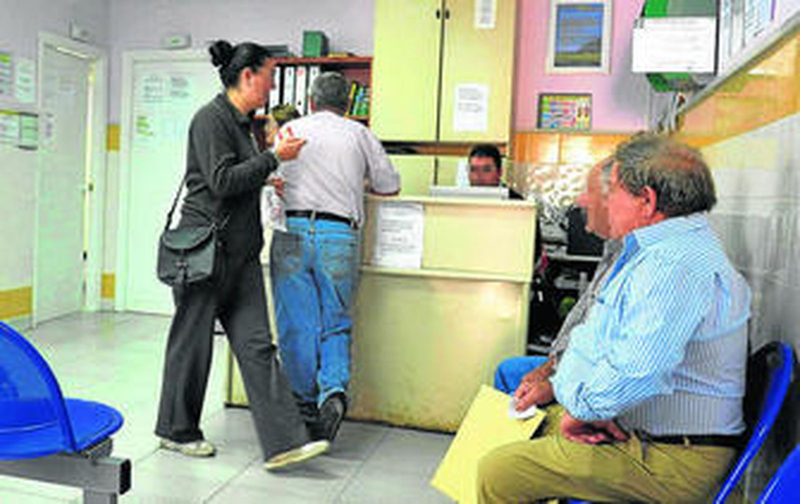 Varios pacientes en la sala de espera del consultorio de Valdezorras.