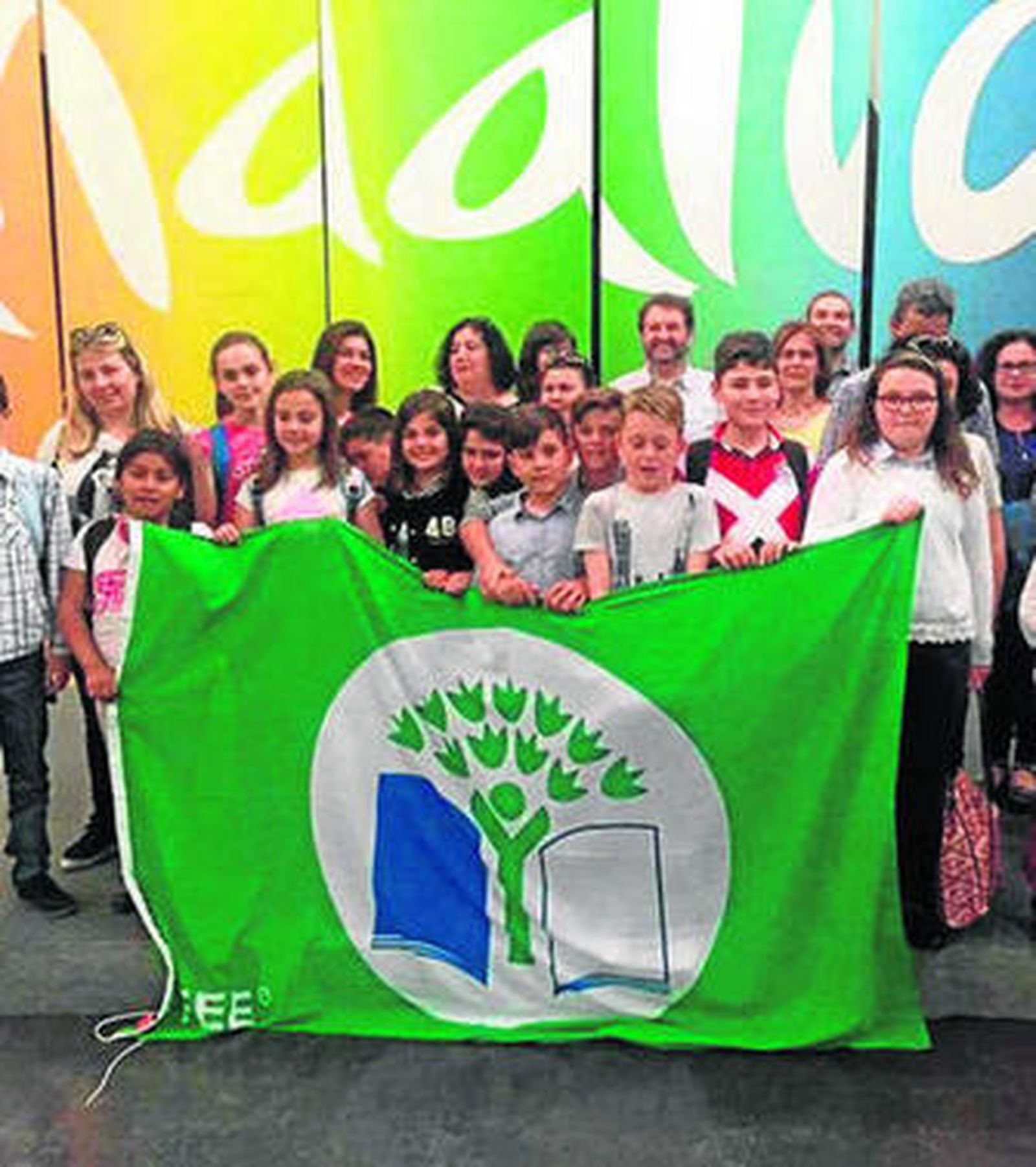 Alumnos del CEIP García Lorca con la Bandera Verde de Ecoescuelas.