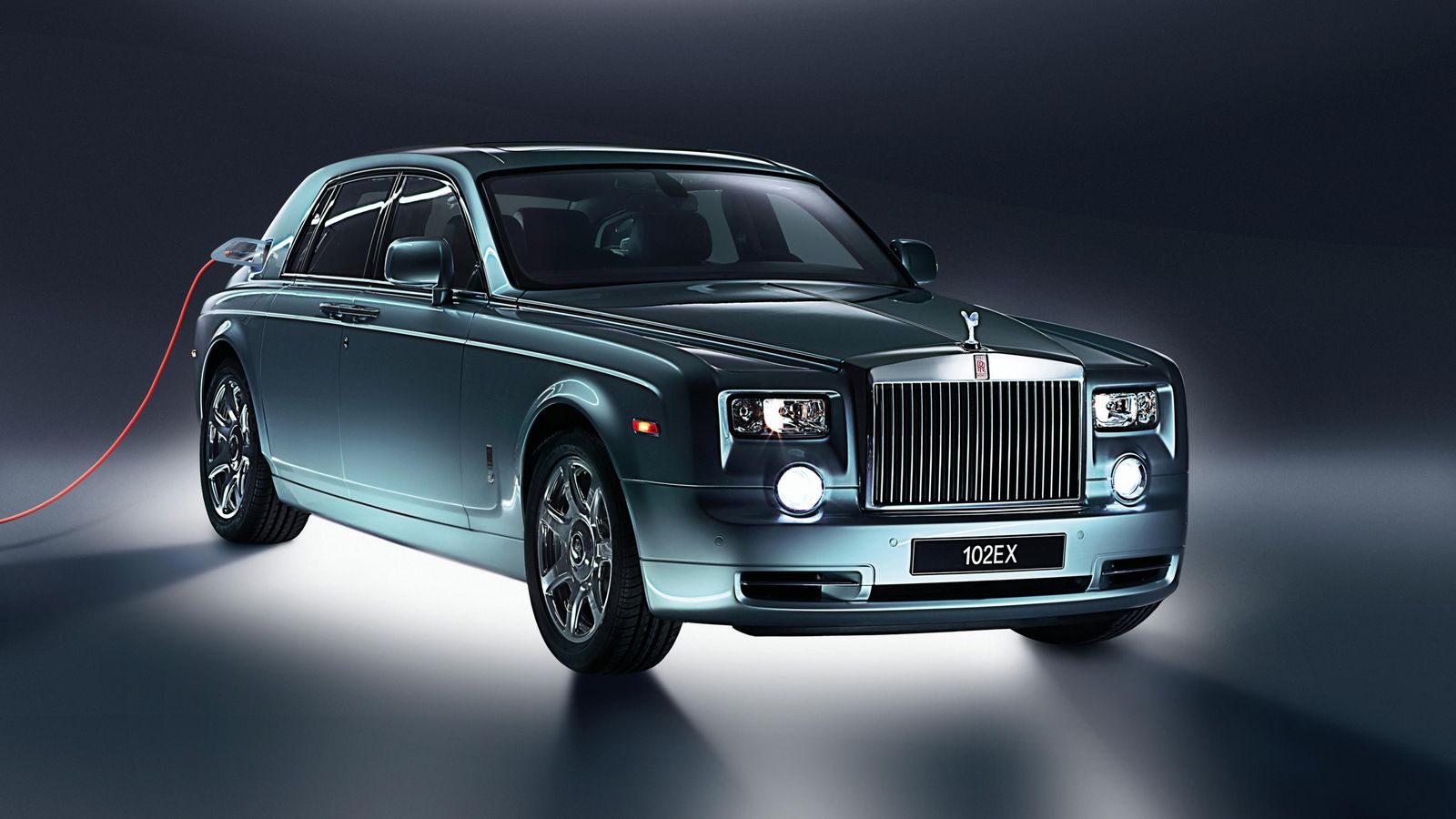 Rolls-Royce ha tenido eléctricos de carácter experimental, como este Phantom con las baterías situadas bajo el capó delantero.