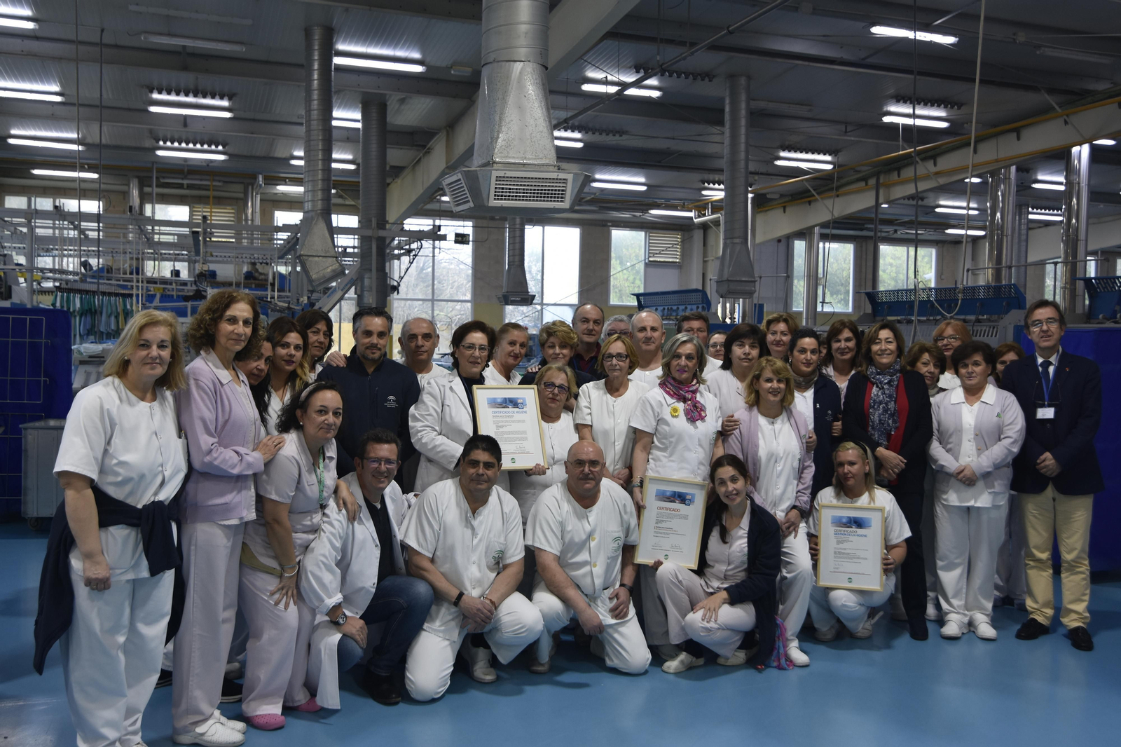 El equipo de profesionales de la lavandería del Hospital Reina Sofía. El equipo de profesionales de la lavandería del Hospital Reina Sofía.
