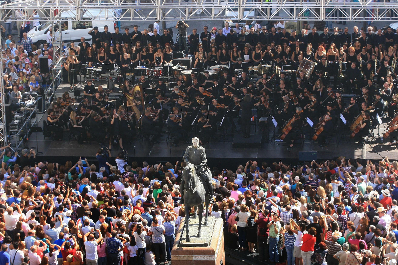 Un momento del concierto de la plaza de las Tendillas.