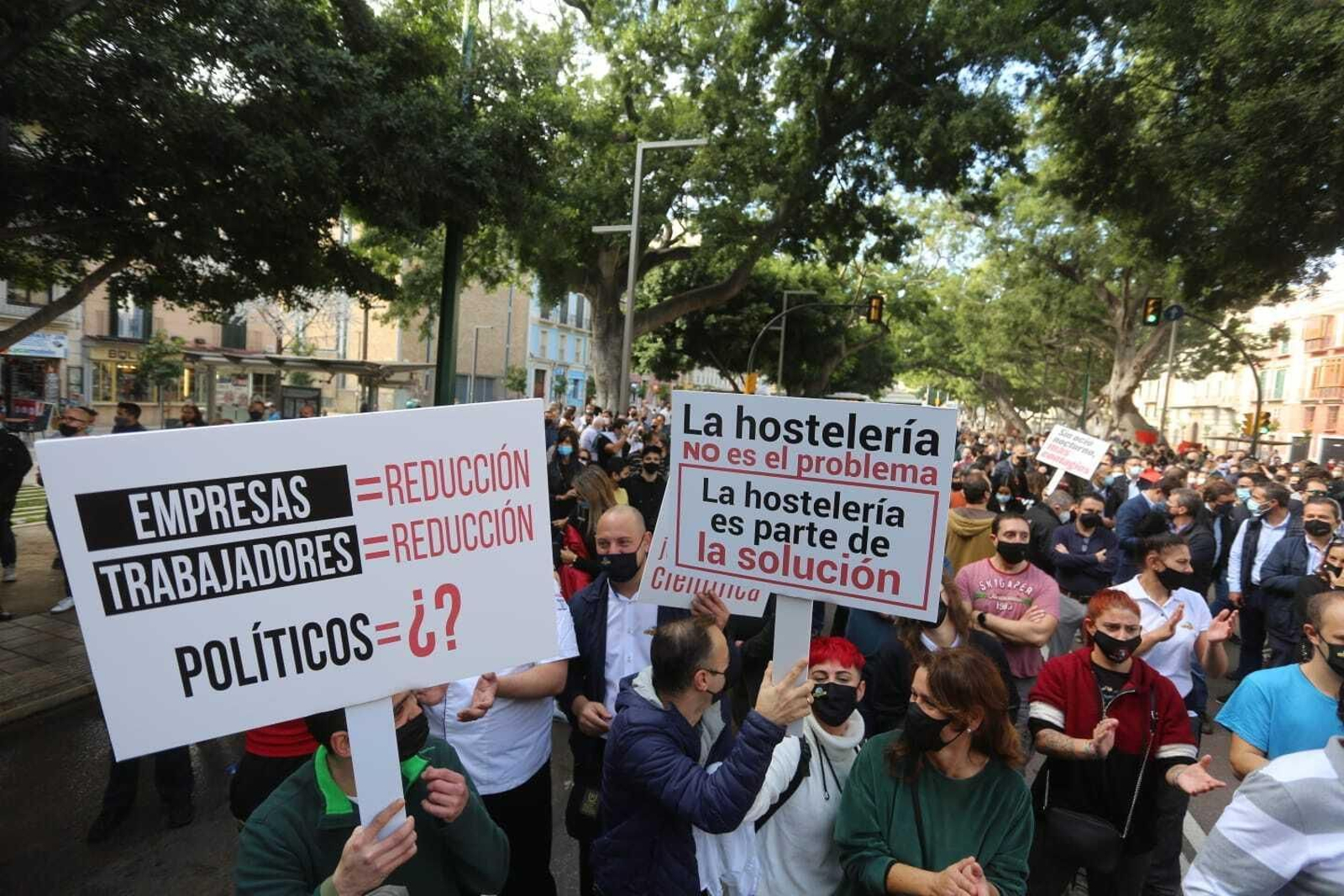 Fotos de la cacerolada de los hosteleros en Málaga, contras las medidas del Covid
