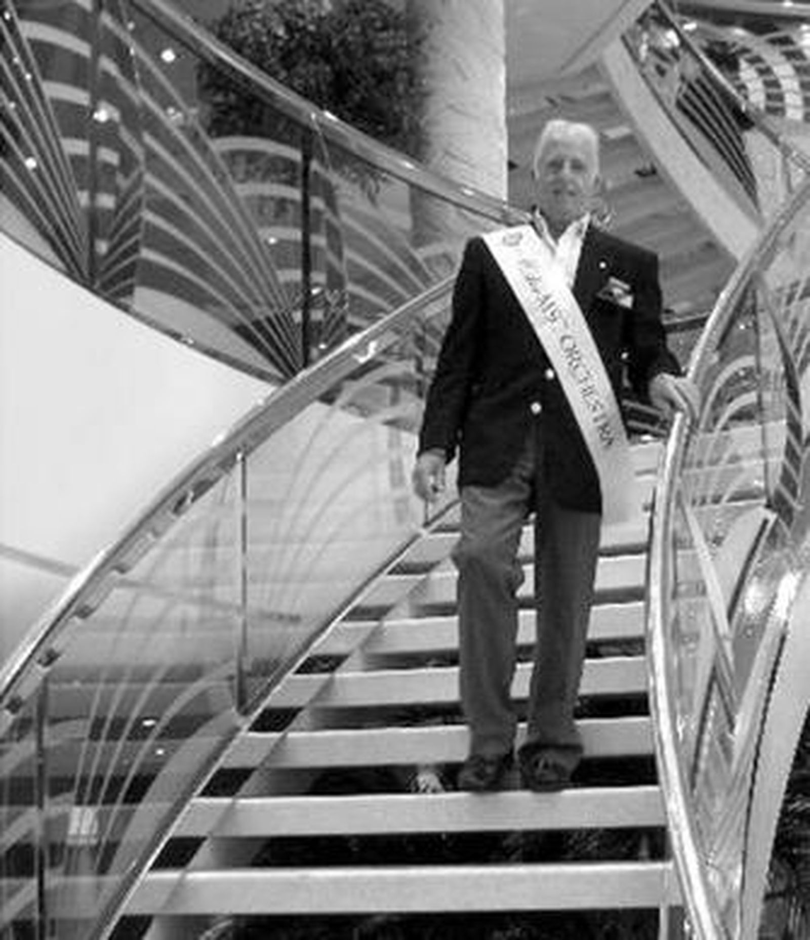 Tony (dcha.), junto con su esposa e hijos, con el capitán en el centro.