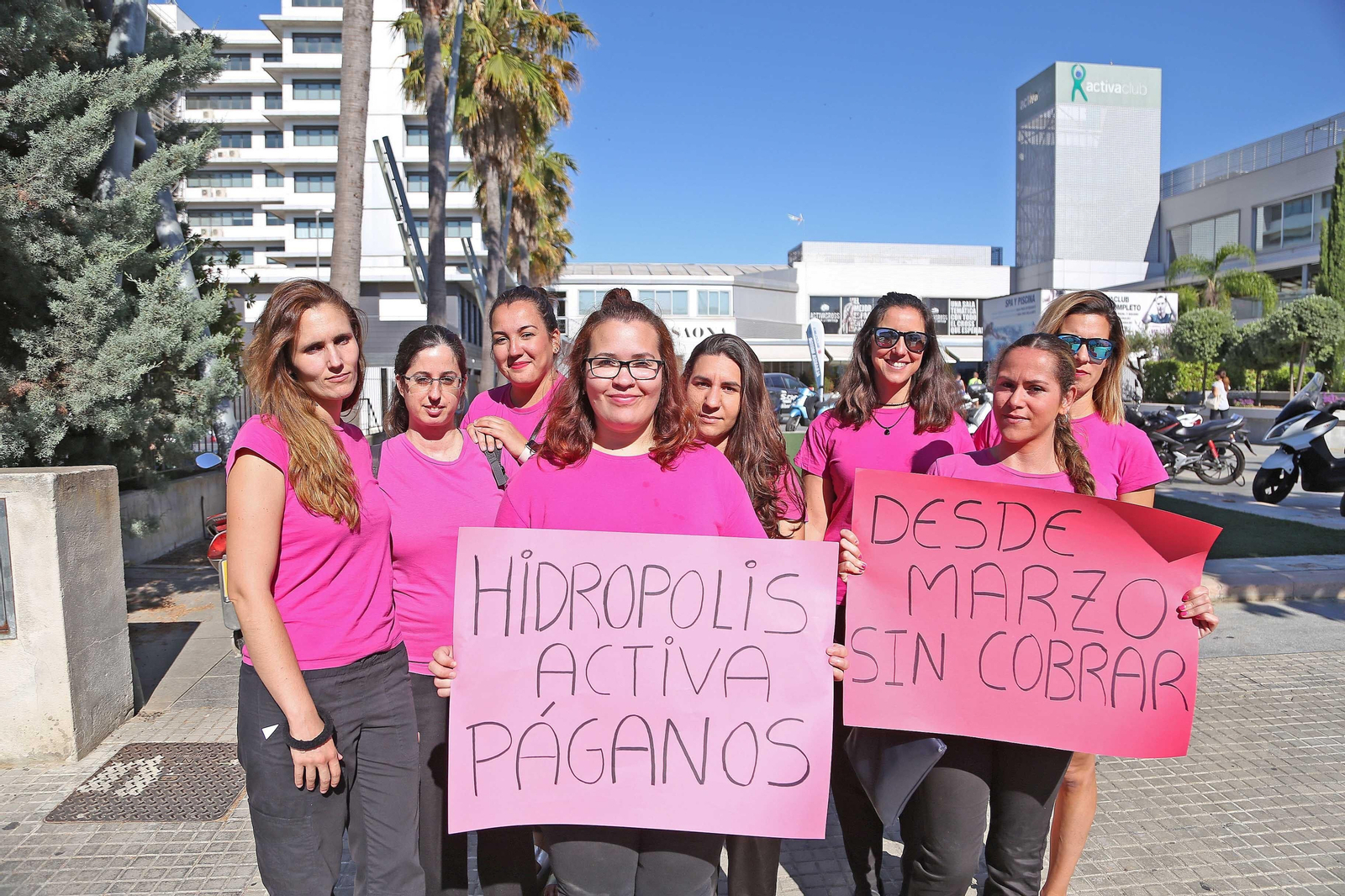 Algunas de las trabajadoras afectadas se manifiestan en la puerta de las instalaciones. Algunas de las trabajadoras afectadas se manifiestan en la puerta de las instalaciones.