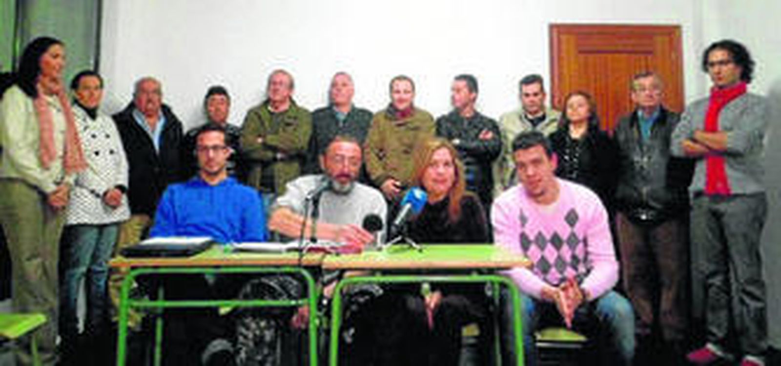 La concejala Isabel López, entre Victoriano Ochoa y el presidente de la ACI, Servando Cárdenas.