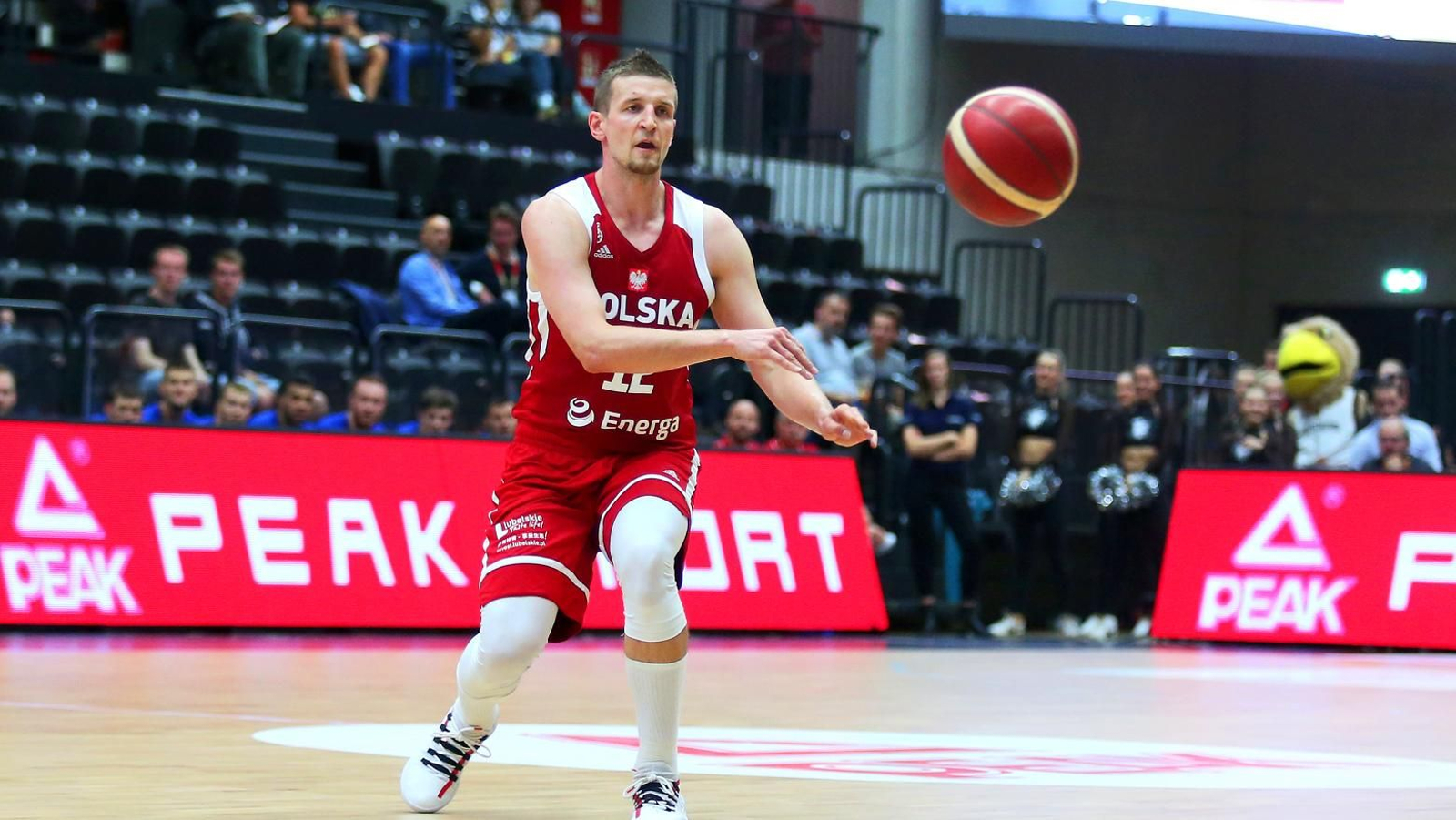 Adam Waczynski da un pase en un partido con Polonia. Adam Waczynski da un pase en un partido con Polonia.