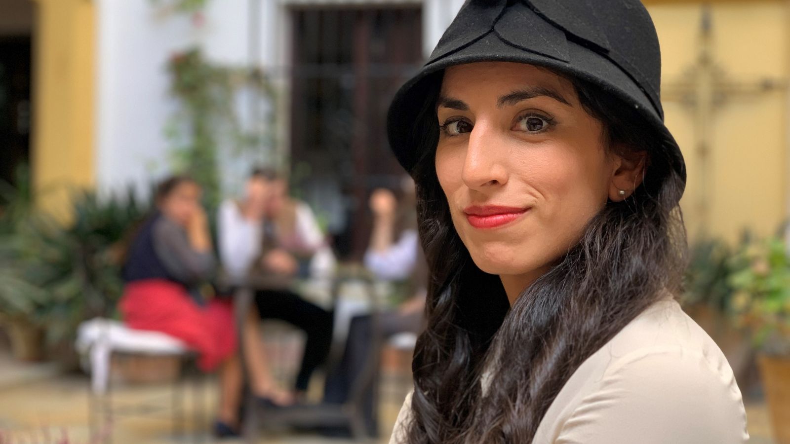 La actriz Paula Iwasaki caracterizada como Larissa Swirsky.