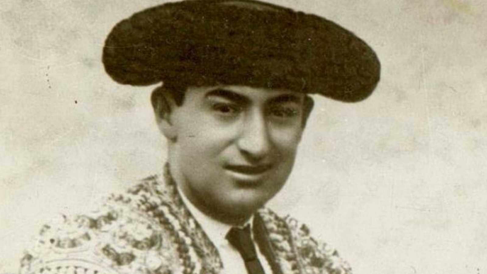 Foto de Joselito El Gallo con su traje de luces.