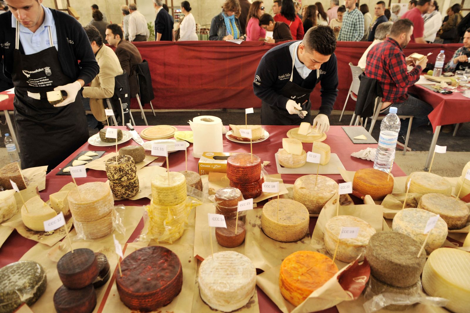 Una amplia gama de quesos que se presentaron a una edición anterior al concurso de Villaluenga.