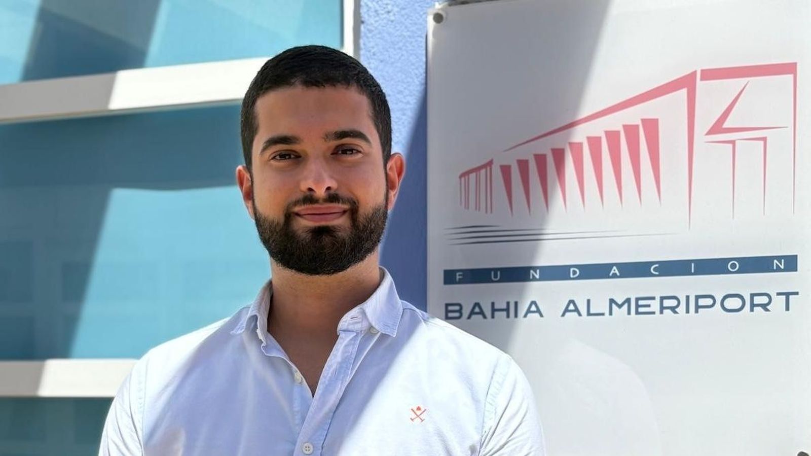 Jorge Perals posa ante la puerta de la fundación.