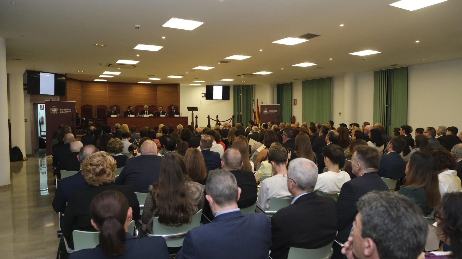 Entrega de insignias de 25 años de colegiado en el Colegio de Abogados de Almería, en imágenes