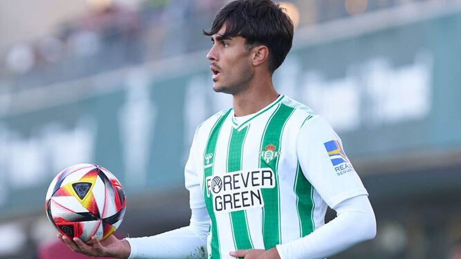 El lateral izquierdo Alcázar se dispone a efectuar un saque de banda.