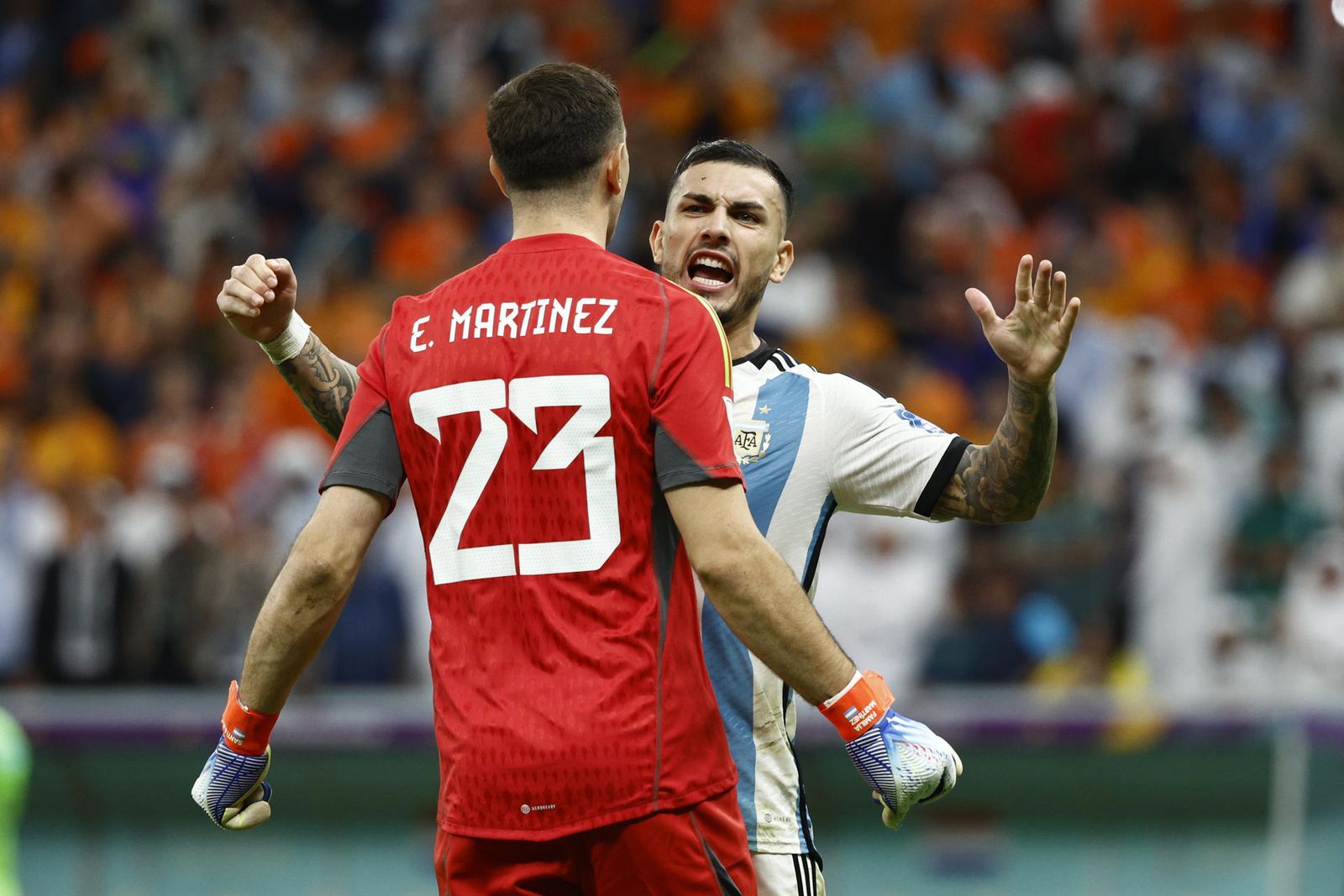 Leandro Paredes felicita a Dibu Martínez tras los penaltis.