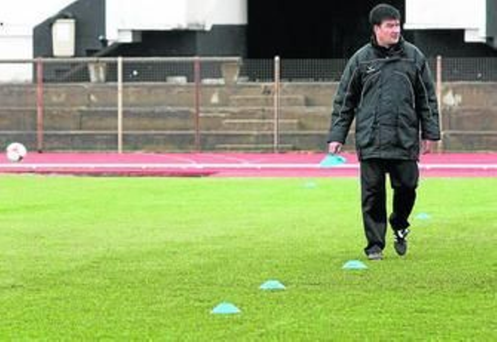 Rafa Escobar camina por el Municipal.