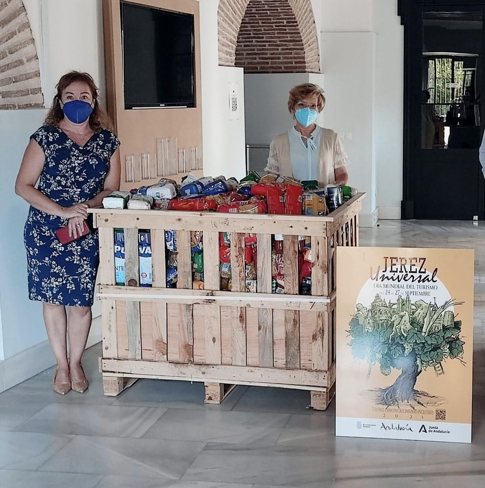 Isabel Gallardo y Carmen Collado posan con los alimentos recaudados.