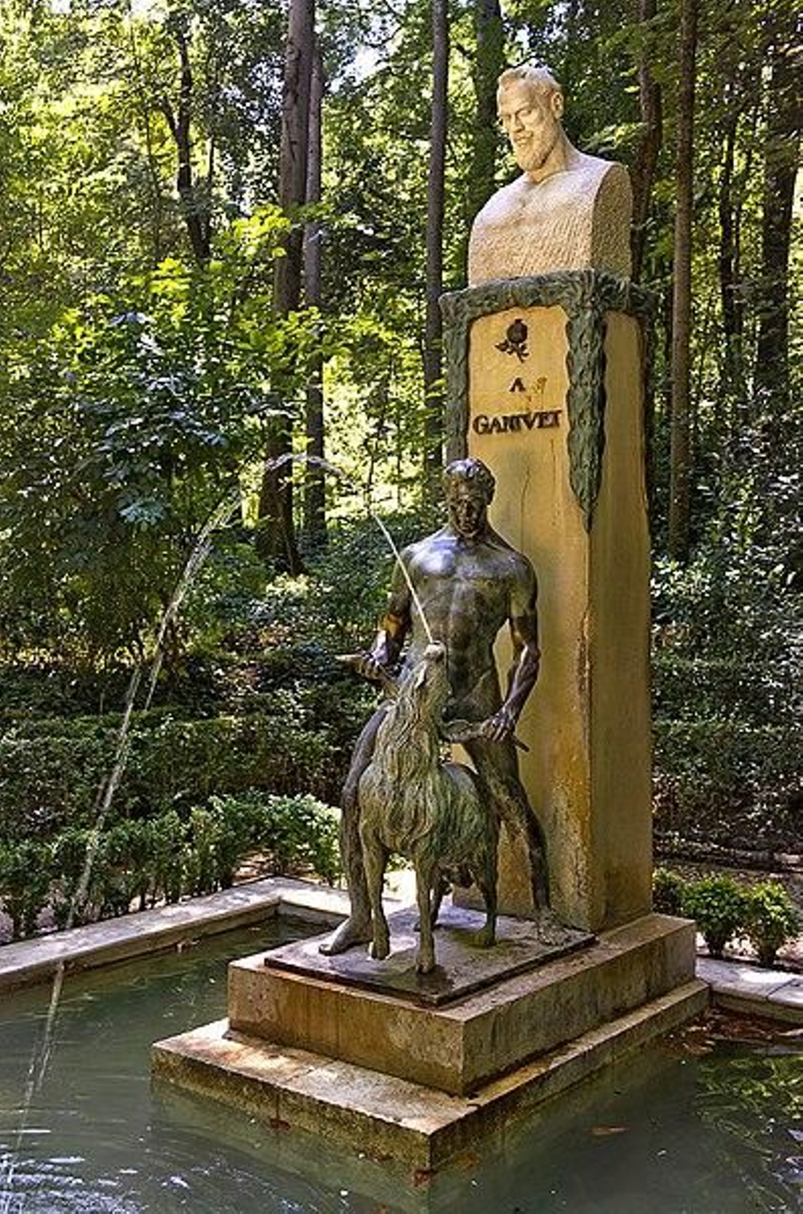 Monumento a Ángel Ganivet en los jardines de la Alhambra.