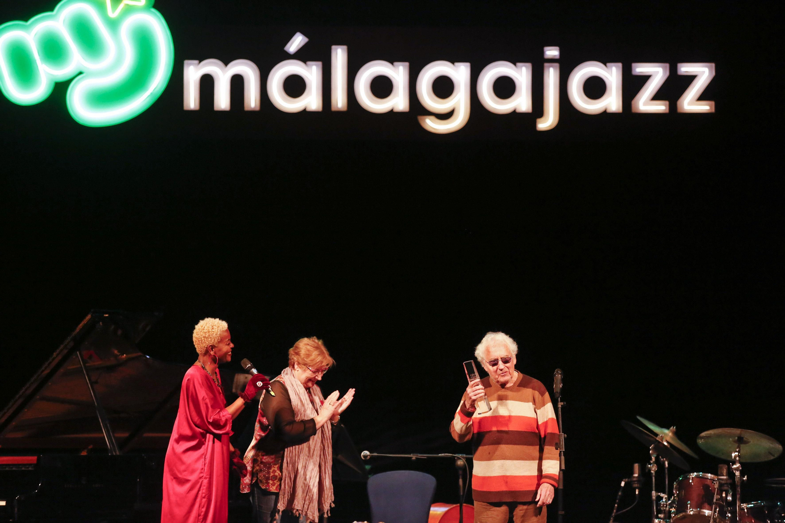 Lee Konitz recibe el galardón, ayer, en el Cervantes.