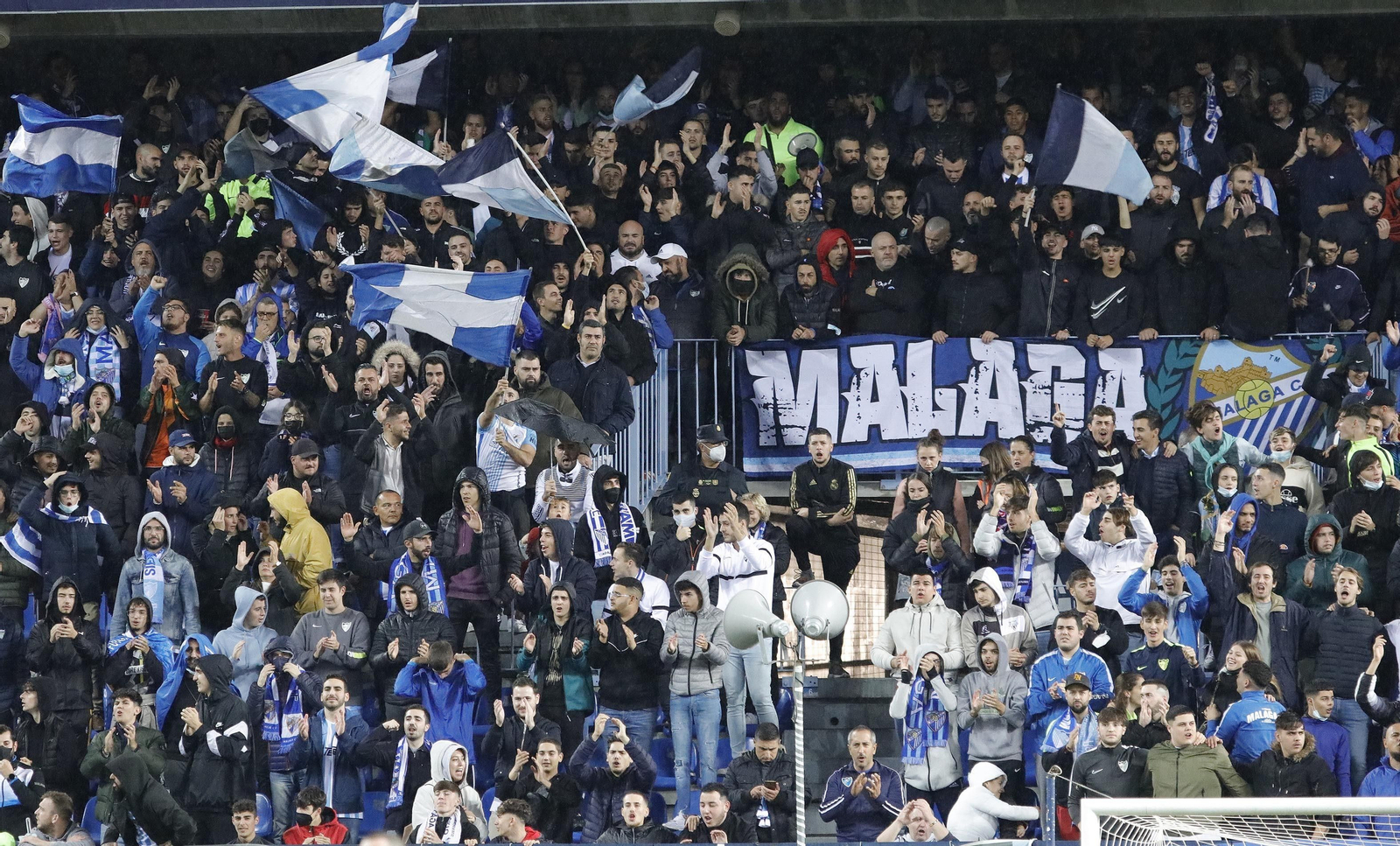La afición del Málaga anima.