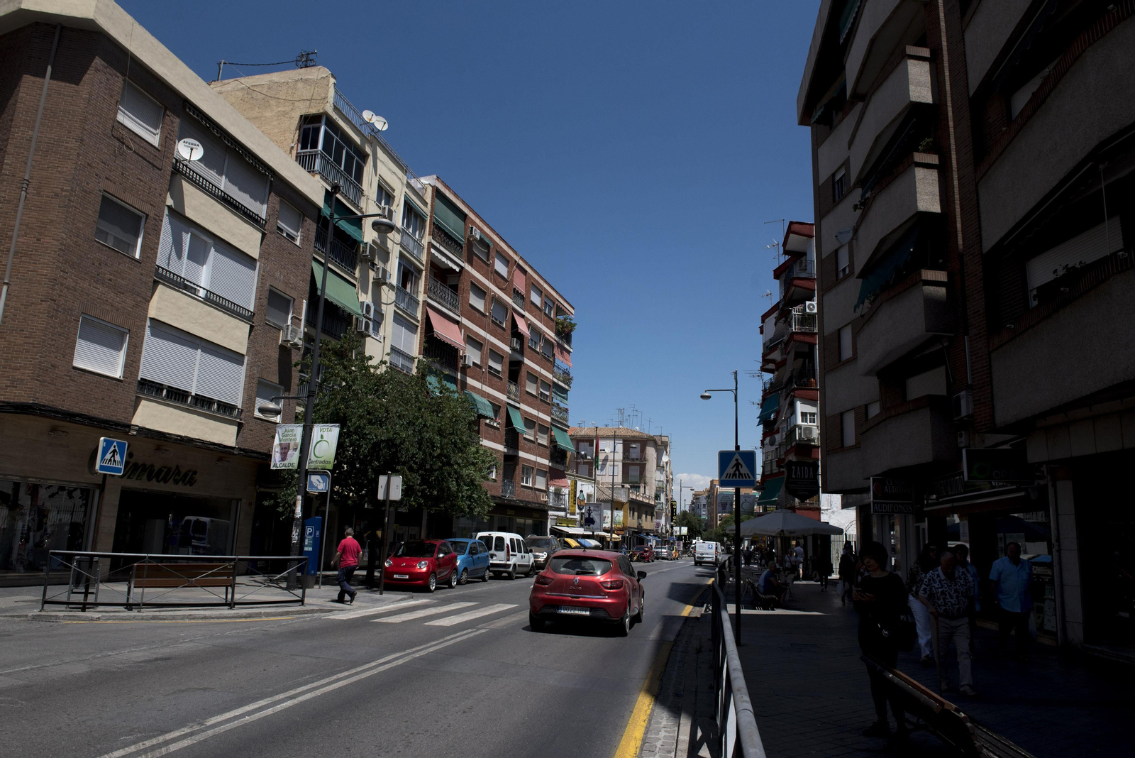 La actividad en la Avenida de Dílar se mantiene, aunque ha decaído en los últimos años