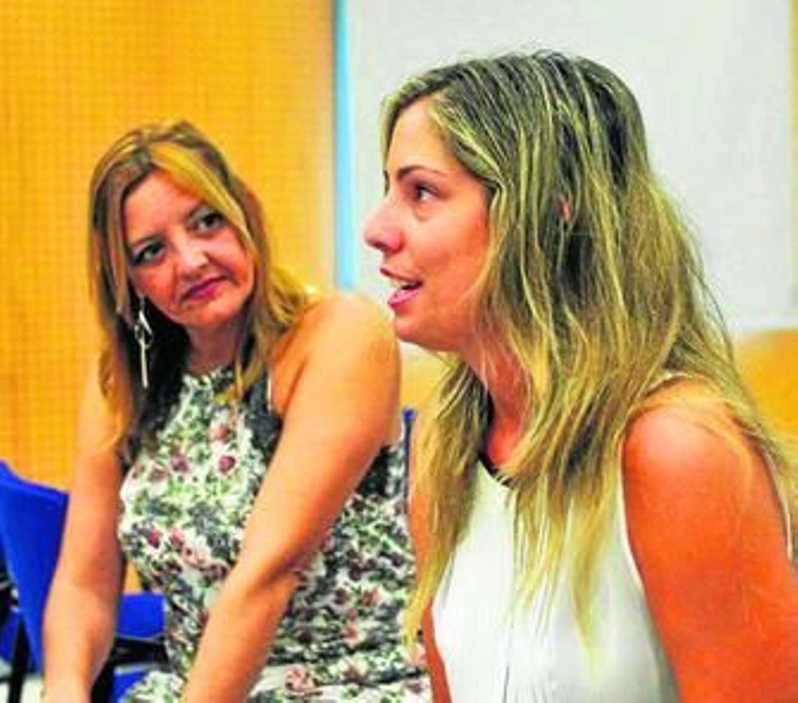 Susana Vidal (d) y Celia Vera, ayer en la sede de la ONCE en la capital gaditana.