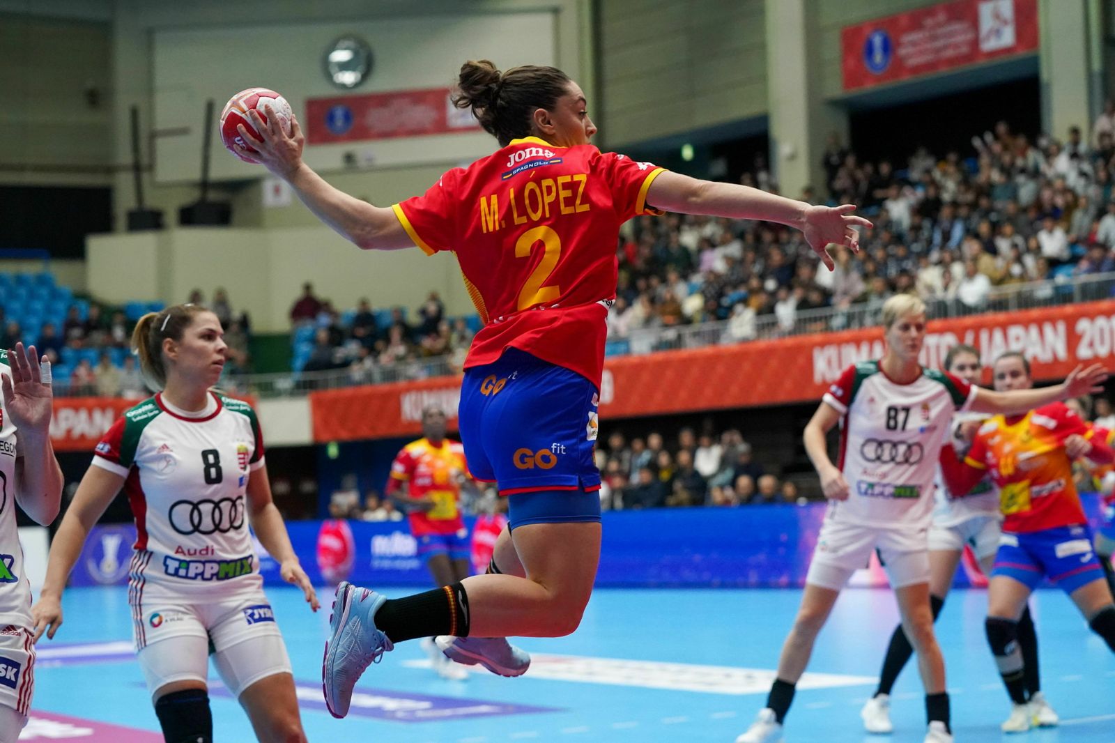 Marta López lanza a portería.