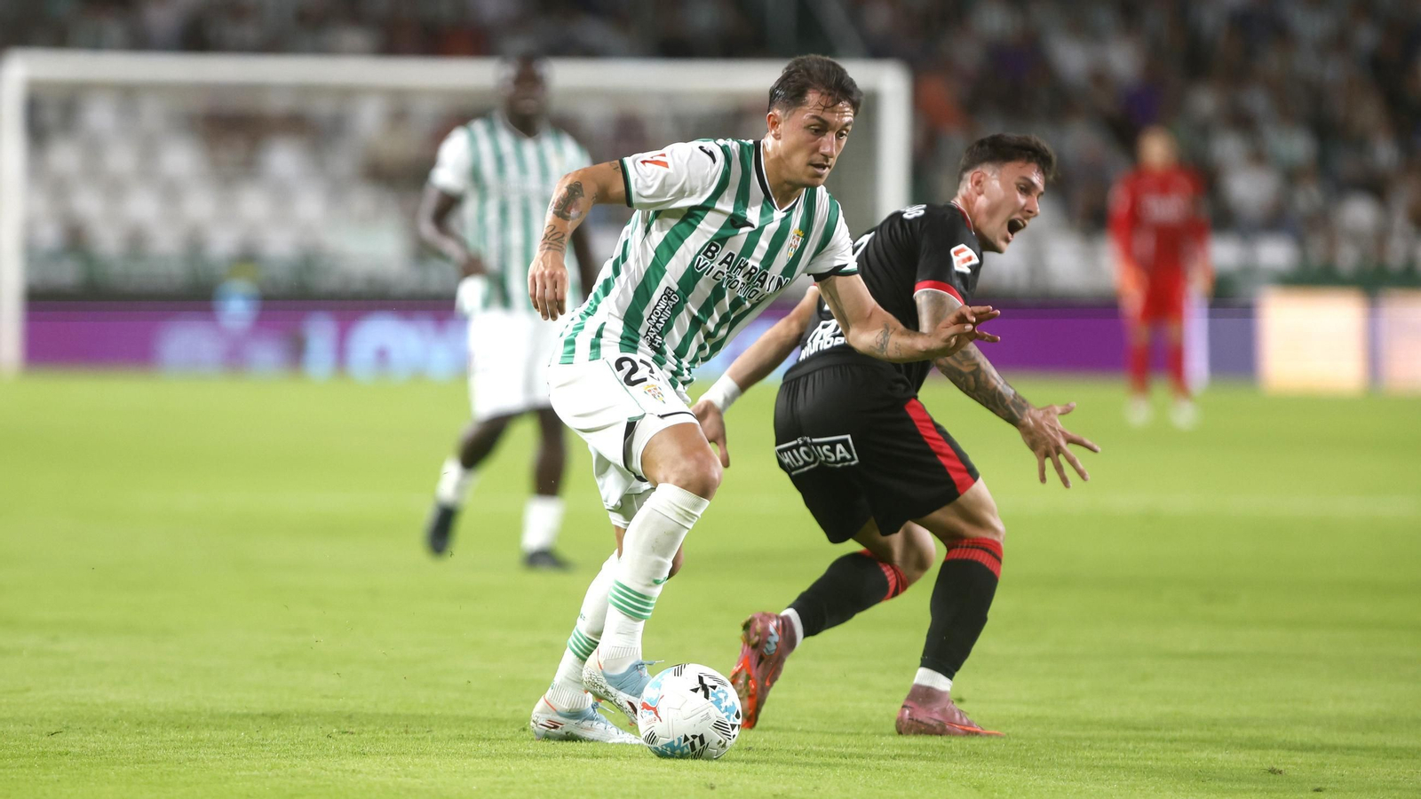 Carracedo deja atrás a un rival en el último partido del Córdoba CF en El Arcángel.