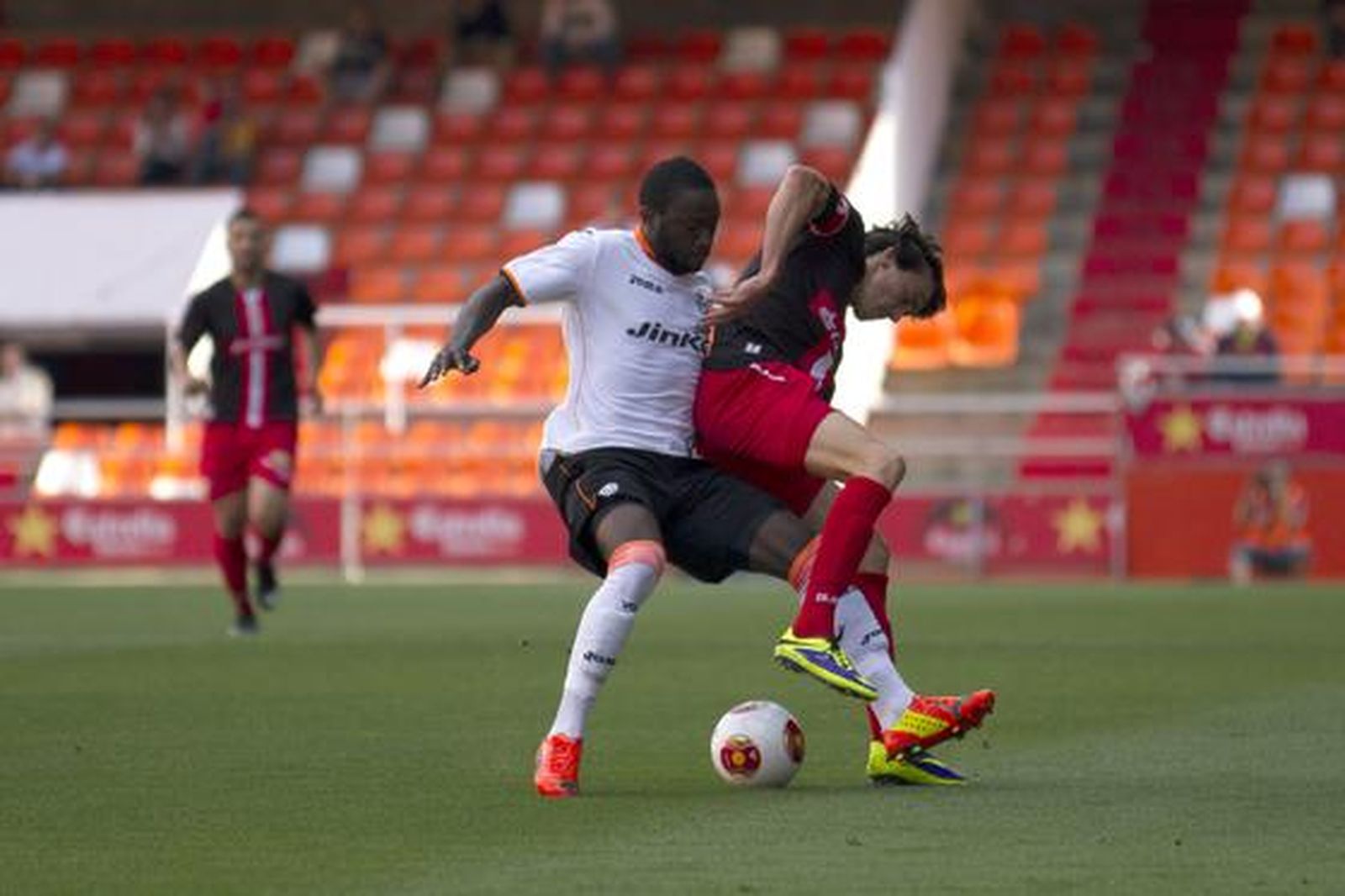 Los albirrojos consuman la pérdida de la categoría un año después de subir al caer en Valencia por 1-0

Foto: LOF