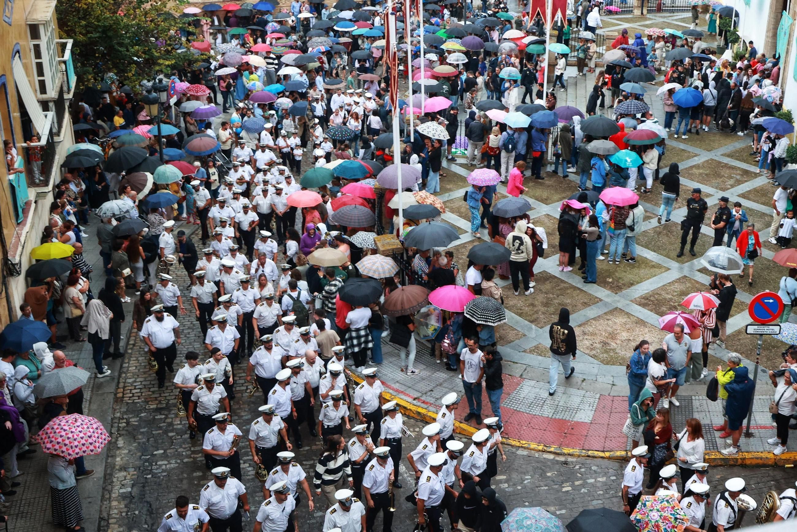Las imágenes de la suspensión de la procesión de la Patrona de Cádiz