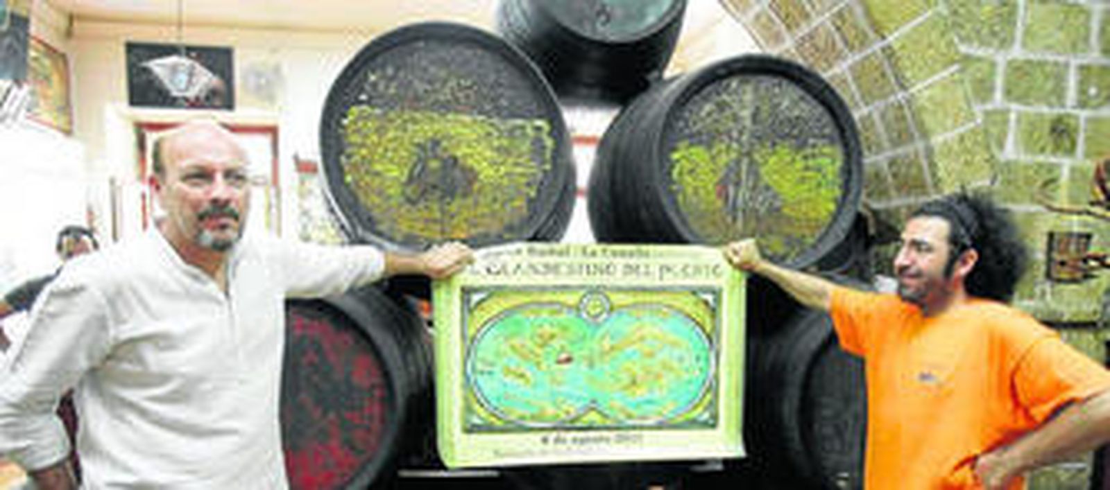 Javier Ruibal y Antonio Romera 'Chipi' durante la presentación de esta gira el pasado mes de julio en la taberna La Manzanilla de Cádiz.