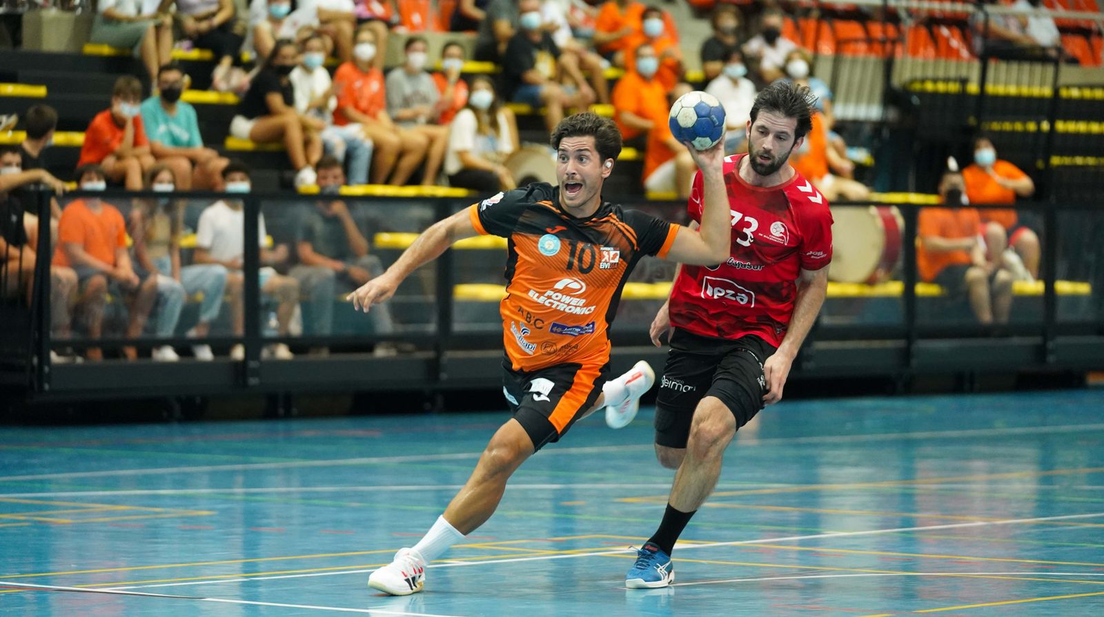 Aitor Gómez, jugador del Cajasur Córdoba BM, no llega a cortar un contragolpe del Ibiza.