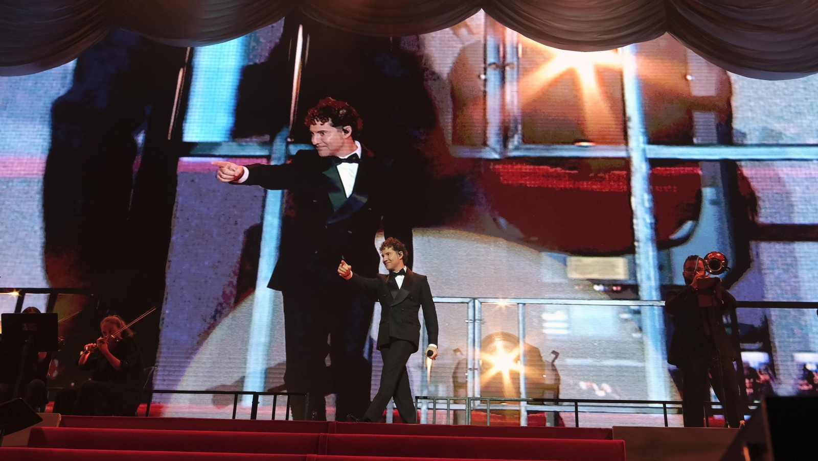 David Bisbal enamora a su Almería en el inicio de la gira 'Todo es Posible en Navidad', en fotografías